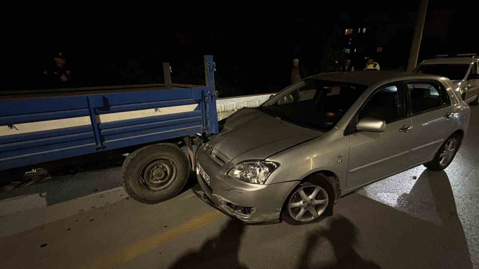 Bolu’da kontrolden çıkan otomobil römorka çarptı