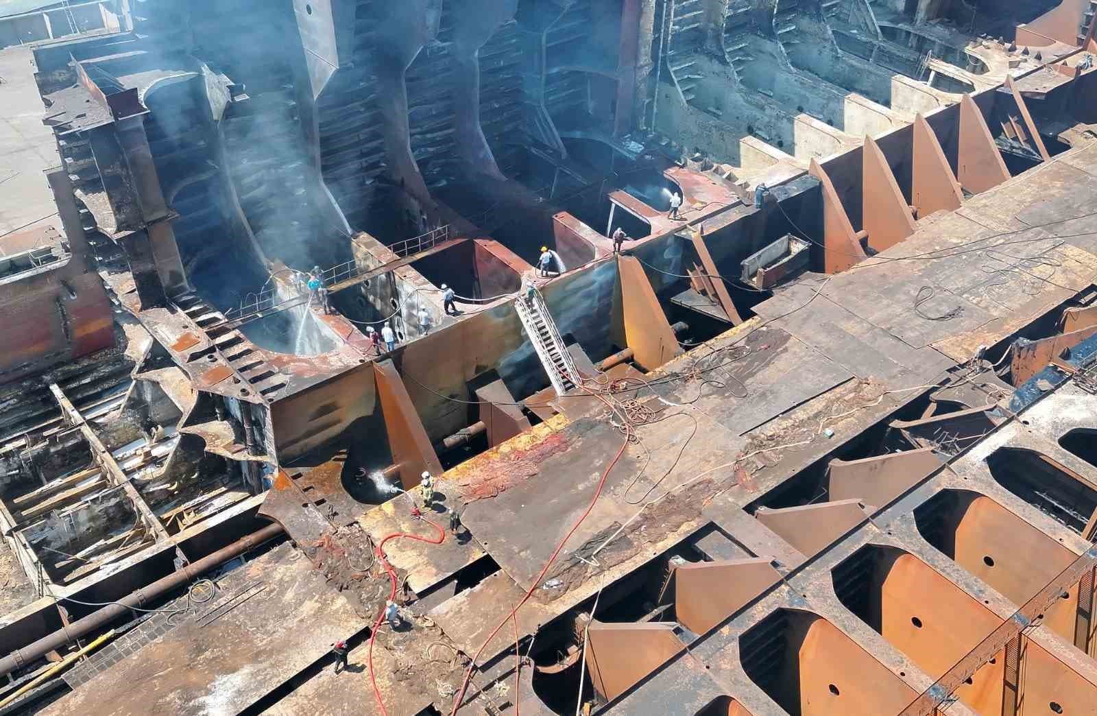 İzmir’de yakıt tankerinde korkutan yangın