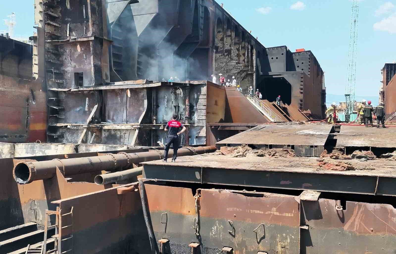 İzmir’de yakıt tankerinde korkutan yangın