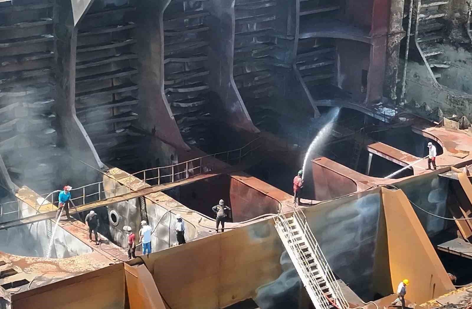 İzmir’de yakıt tankerinde korkutan yangın