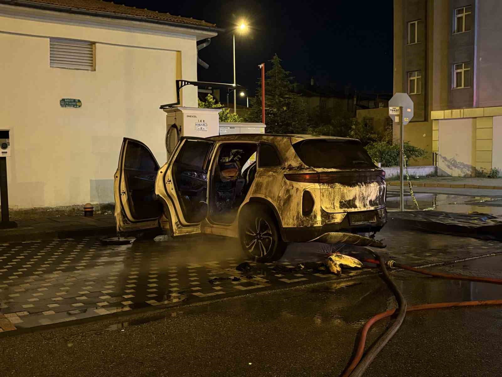Kayseri’de alev alan elektrikli araç bomba gibi patladı... O anlar kamerada