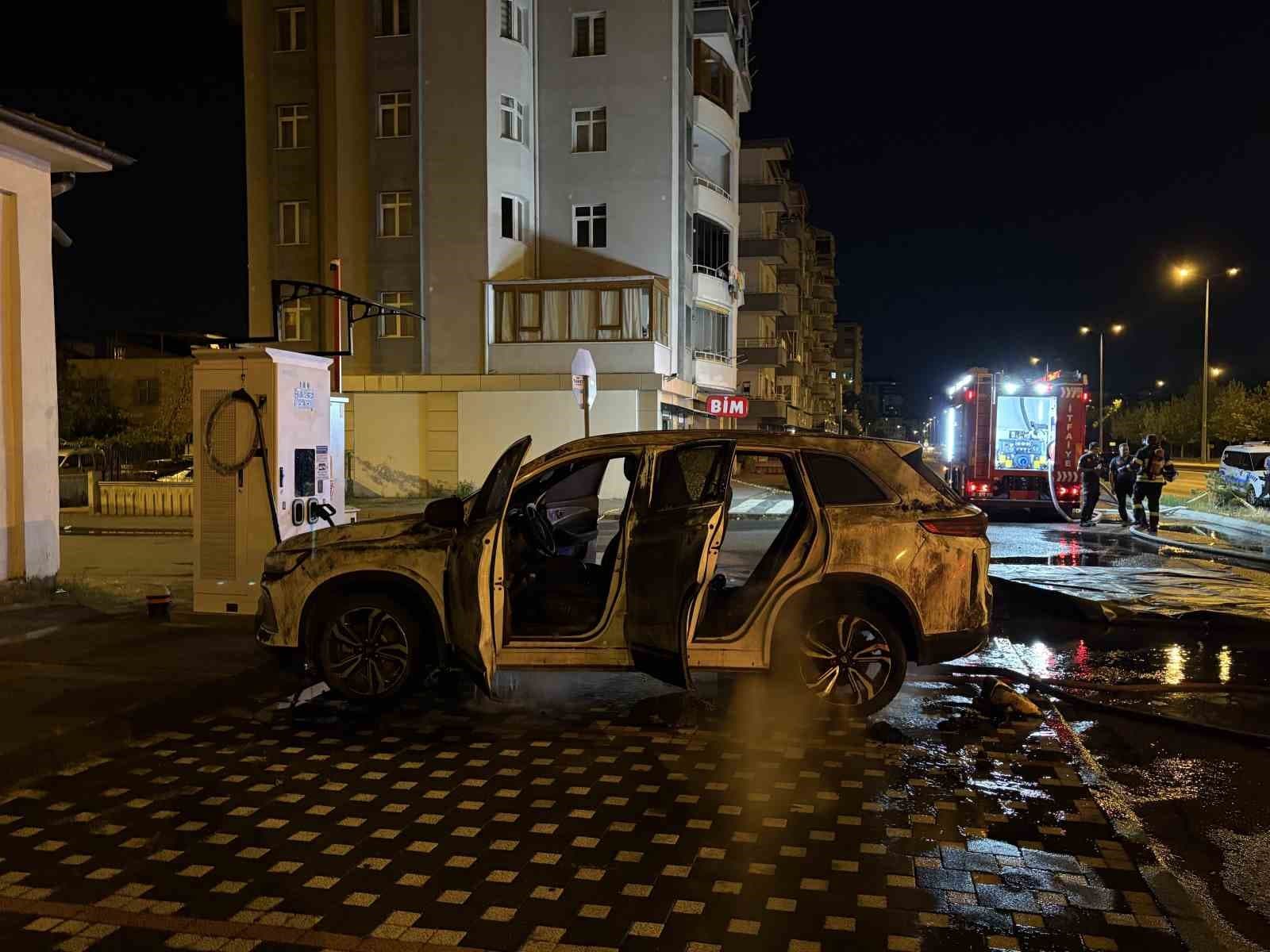 Kayseri’de alev alan elektrikli araç bomba gibi patladı... O anlar kamerada
