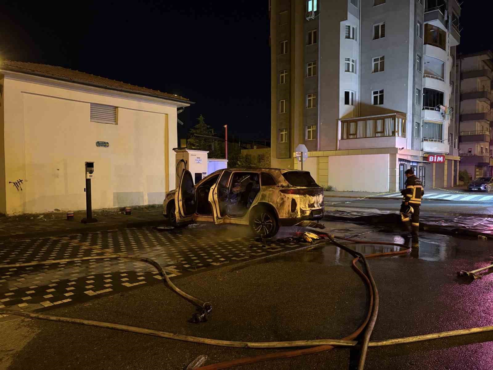 Kayseri’de alev alan elektrikli araç bomba gibi patladı... O anlar kamerada