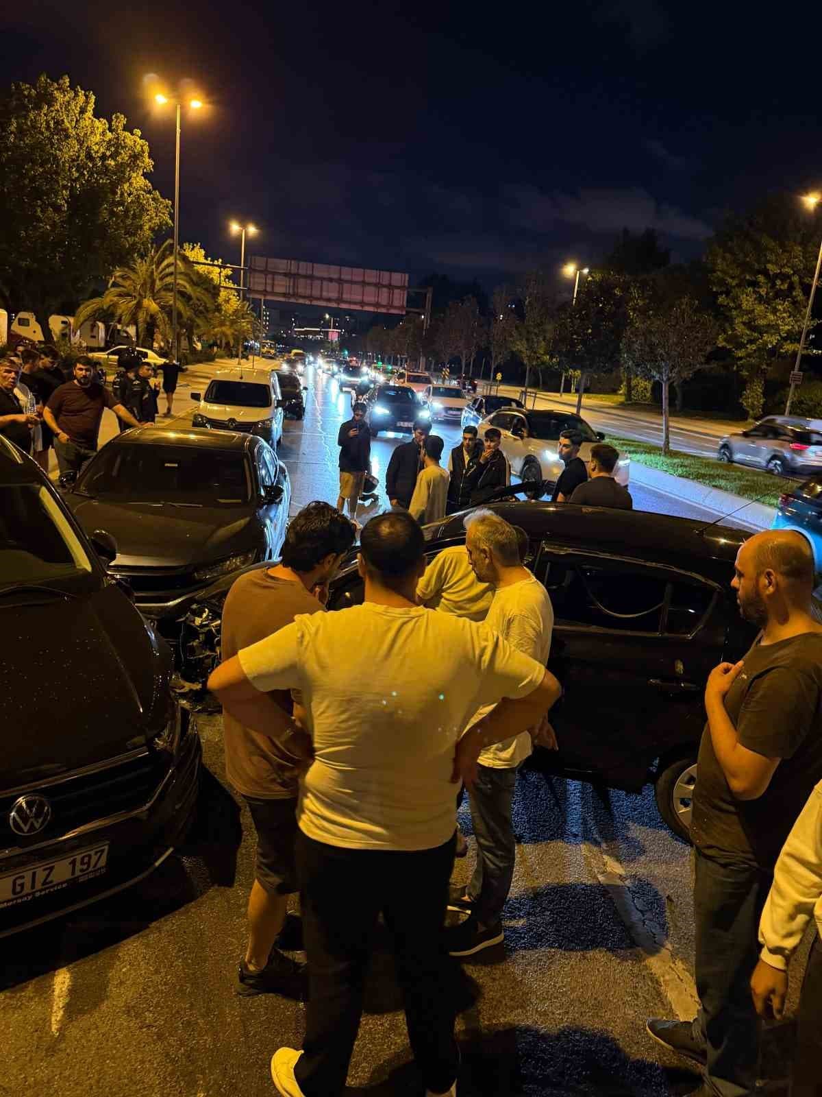 Maltepe’de ters yöne giren otomobil, park halindeki iki araca çarptı: 1 yaralı