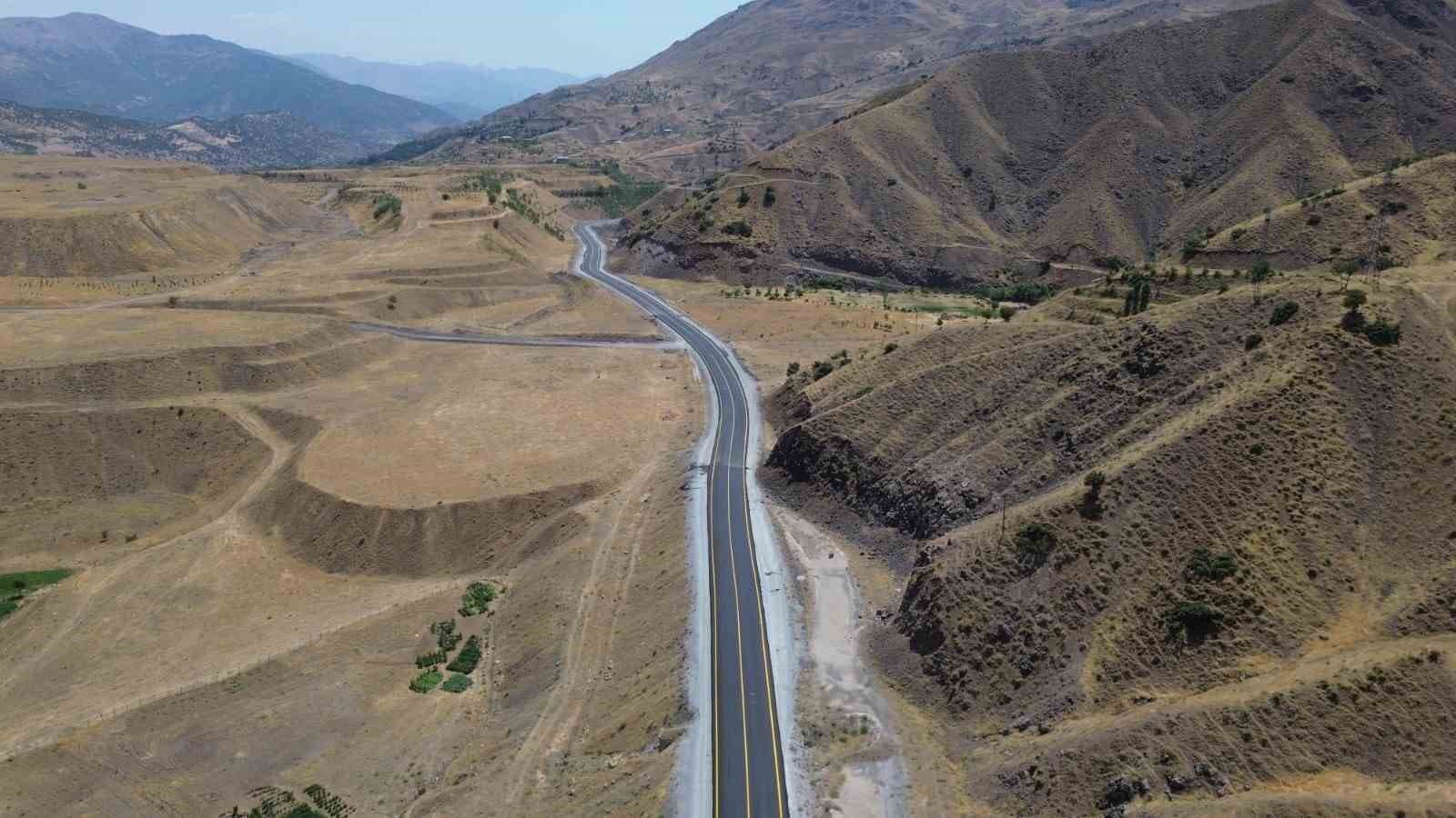 Şirvan’da 15 köyün kullandığı grup yolunda asfalt çalışmaları tamamlandı