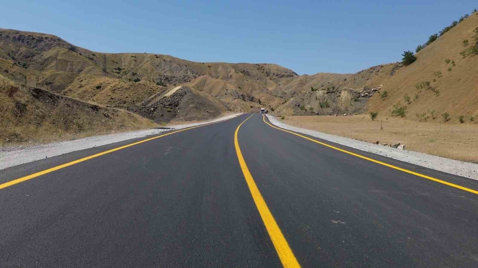 Şirvan’da 15 köyün kullandığı grup yolunda asfalt çalışmaları tamamlandı