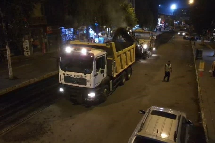 Belediye ekipleri yeni asfalt için eski asfaltı söküyor