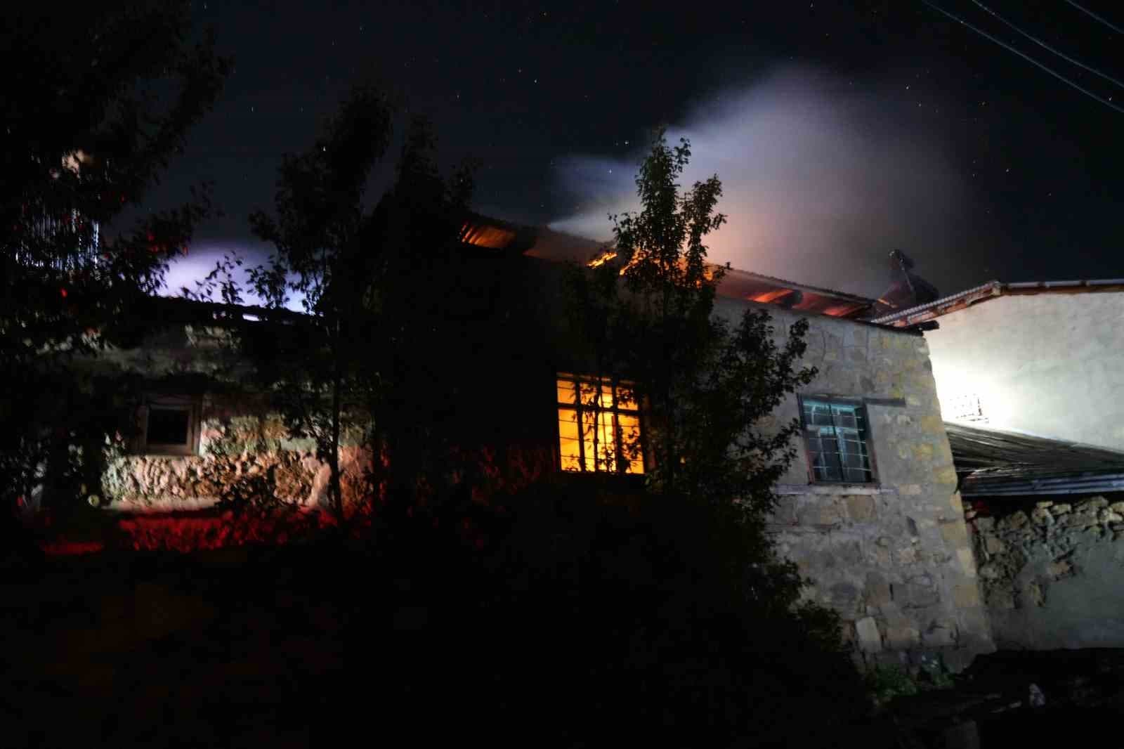 Gümüşhane’de gece çıkan yangında 3 ev hasar gördü