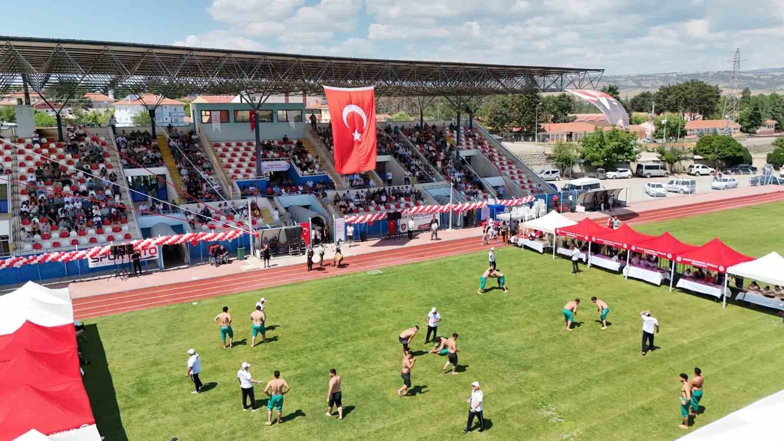 Taşköprü’de başpehlivan ve karakucak güreşleri nefes kesti