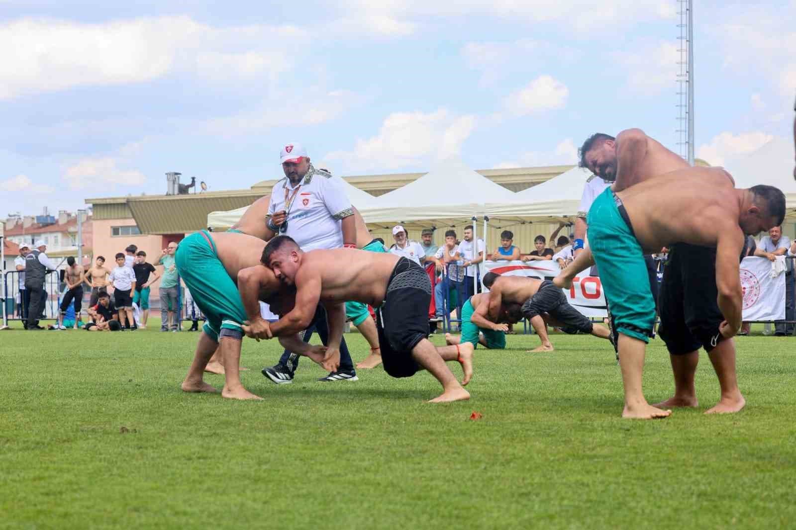 Taşköprü’de başpehlivan ve karakucak güreşleri nefes kesti