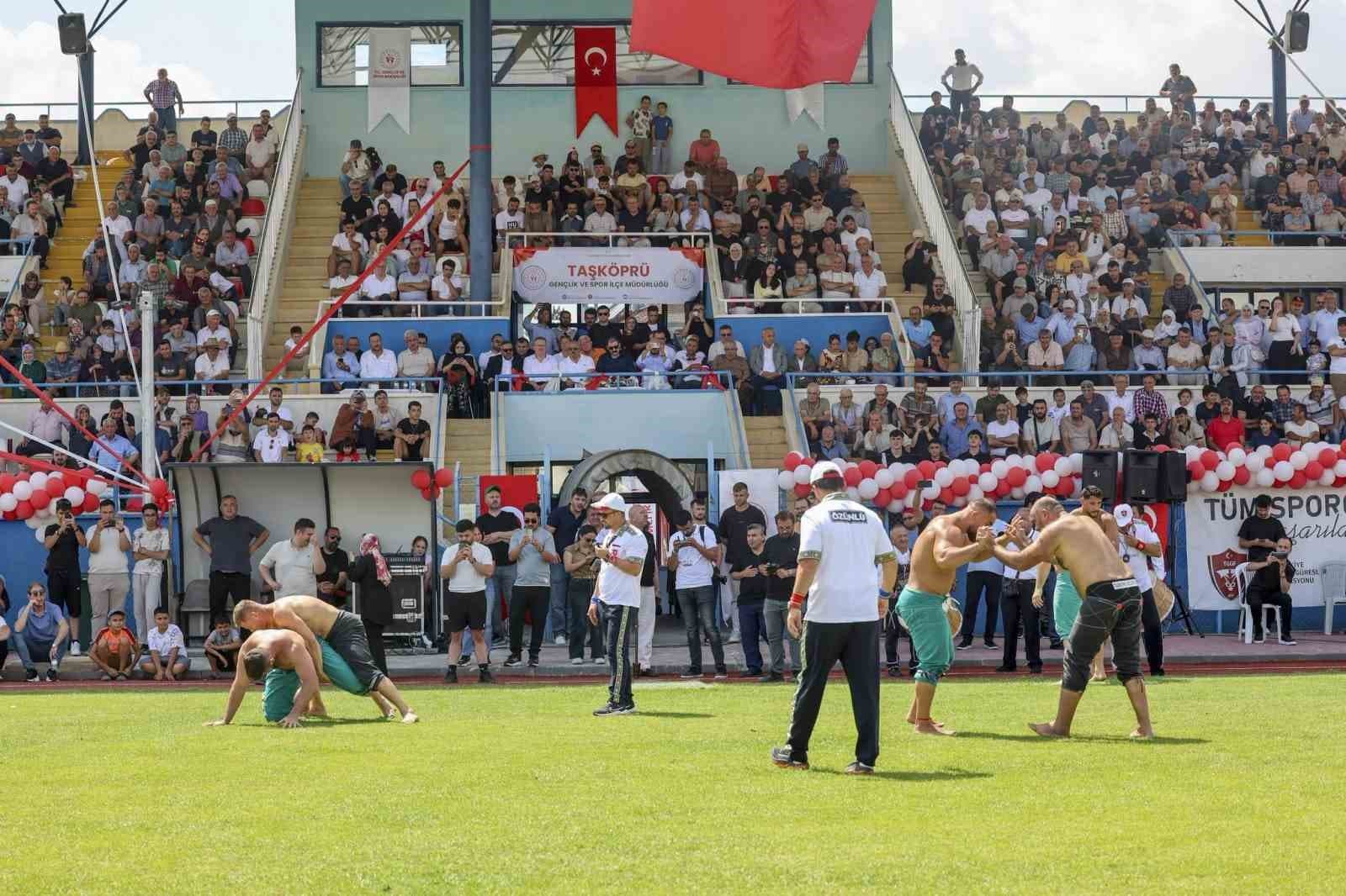 Taşköprü’de başpehlivan ve karakucak güreşleri nefes kesti