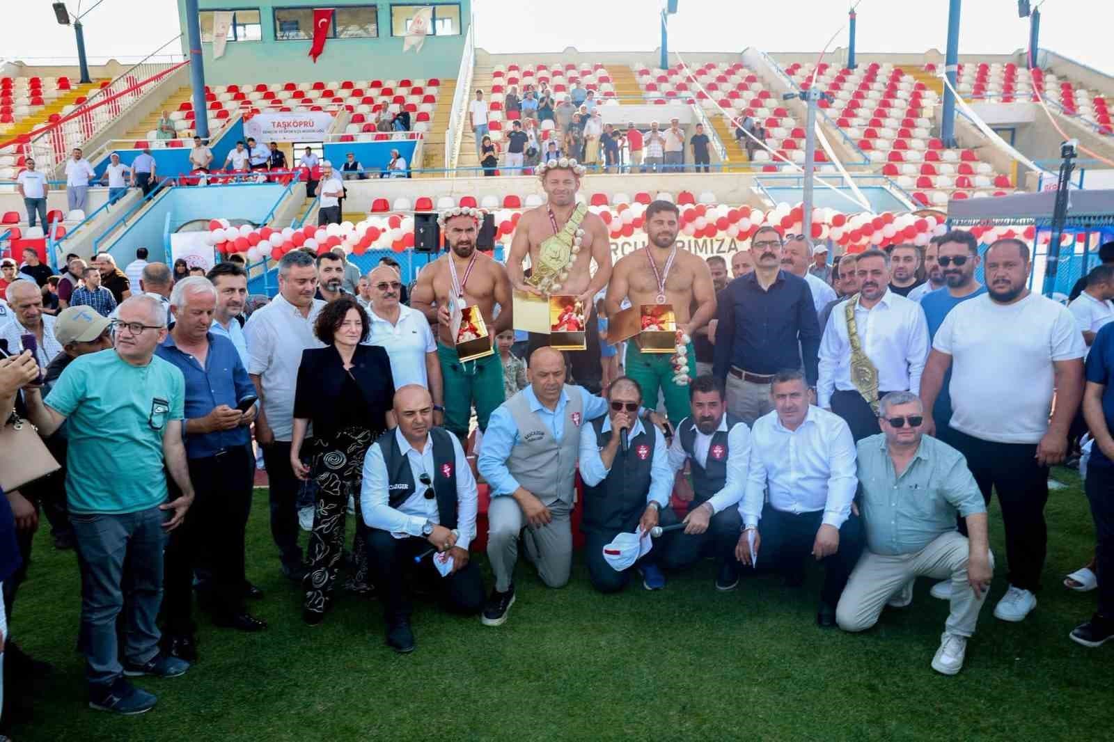 Taşköprü’de başpehlivan ve karakucak güreşleri nefes kesti
