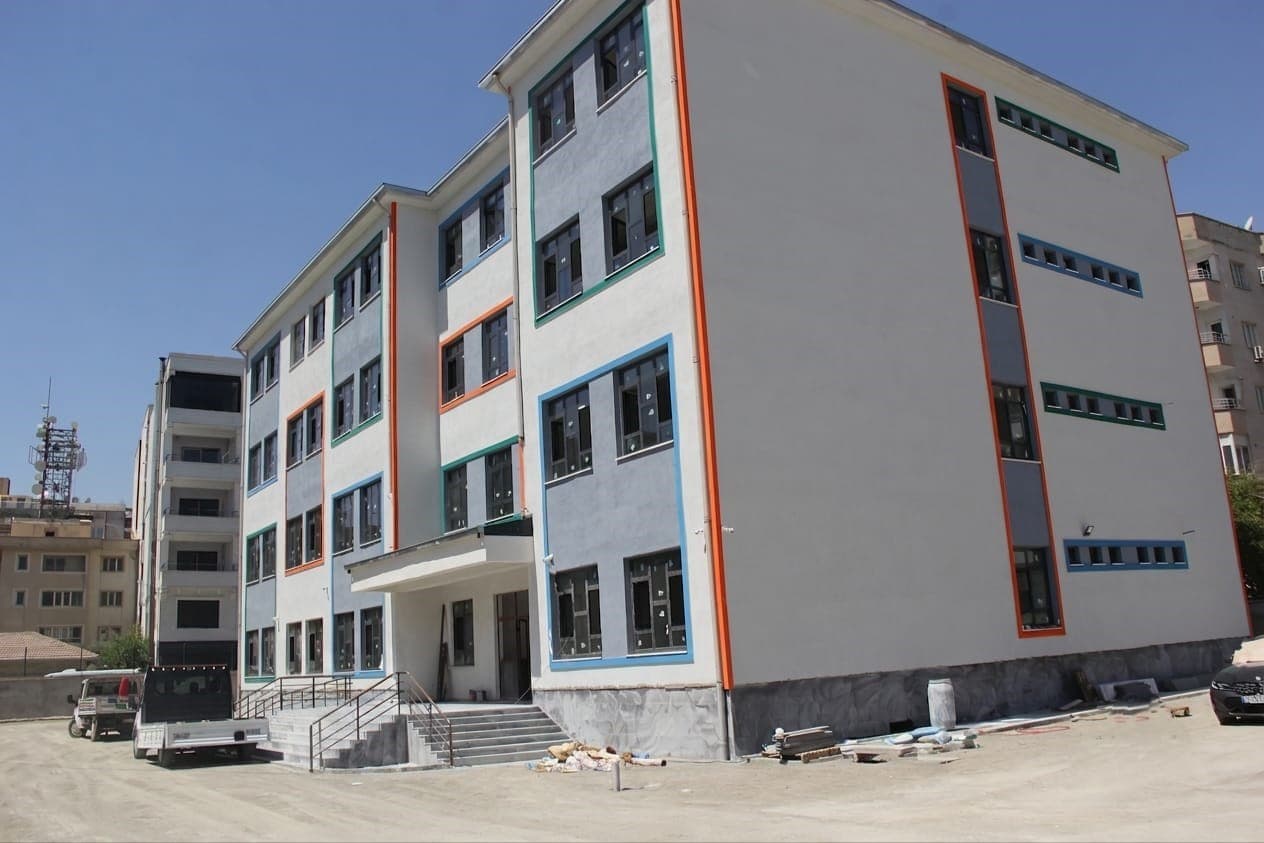 Cizre’ye 24 derslikli modern bir okul daha kazandırıldı