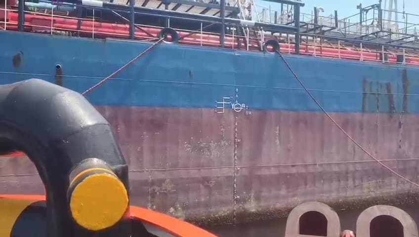 Makine arızası yapan tanker Yalova açıklarında güvenli bölgeye çekildi