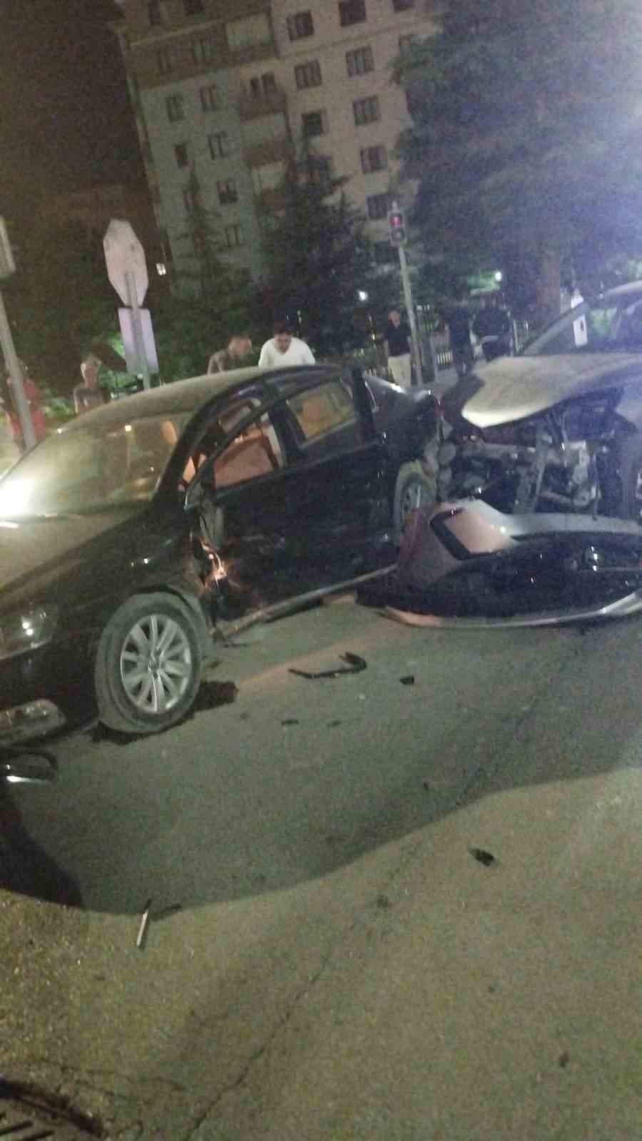 Niğde’de iki otomobil çarpıştı: 4 yaralı
