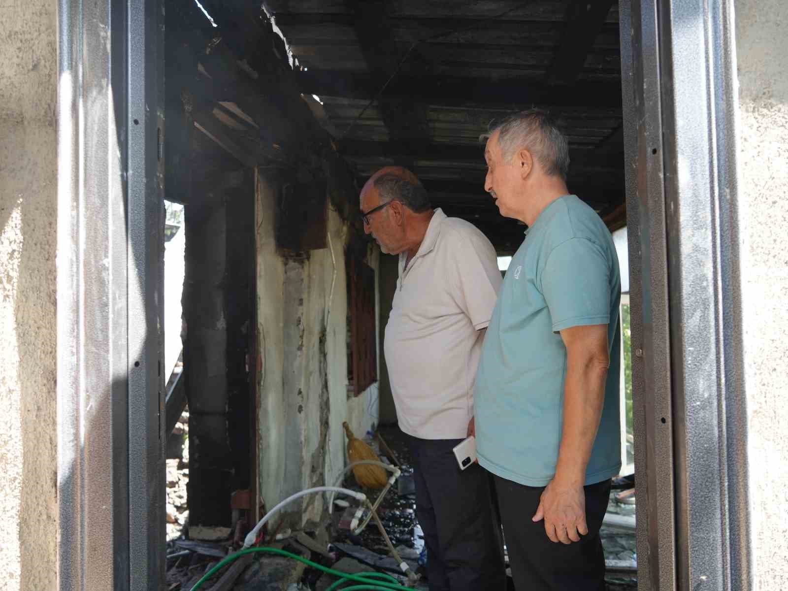 Alevlere teslim olan ev küle döndü