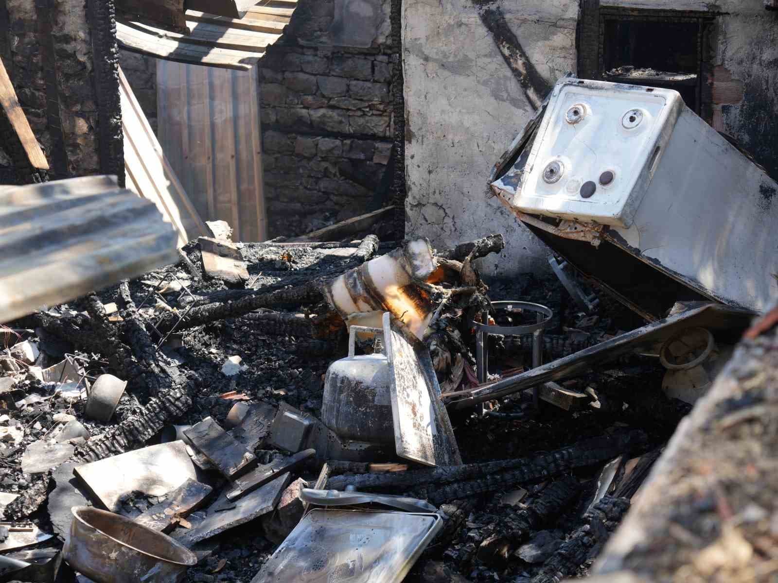 Alevlere teslim olan ev küle döndü