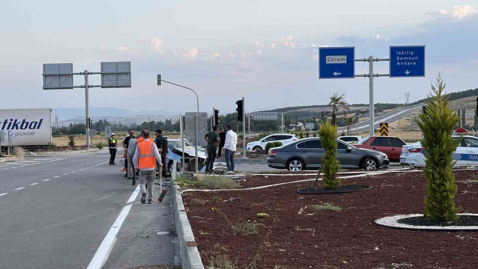 Çorum’da iki otomobil çarpıştı, sürücüler yara almadan kurtuldu
