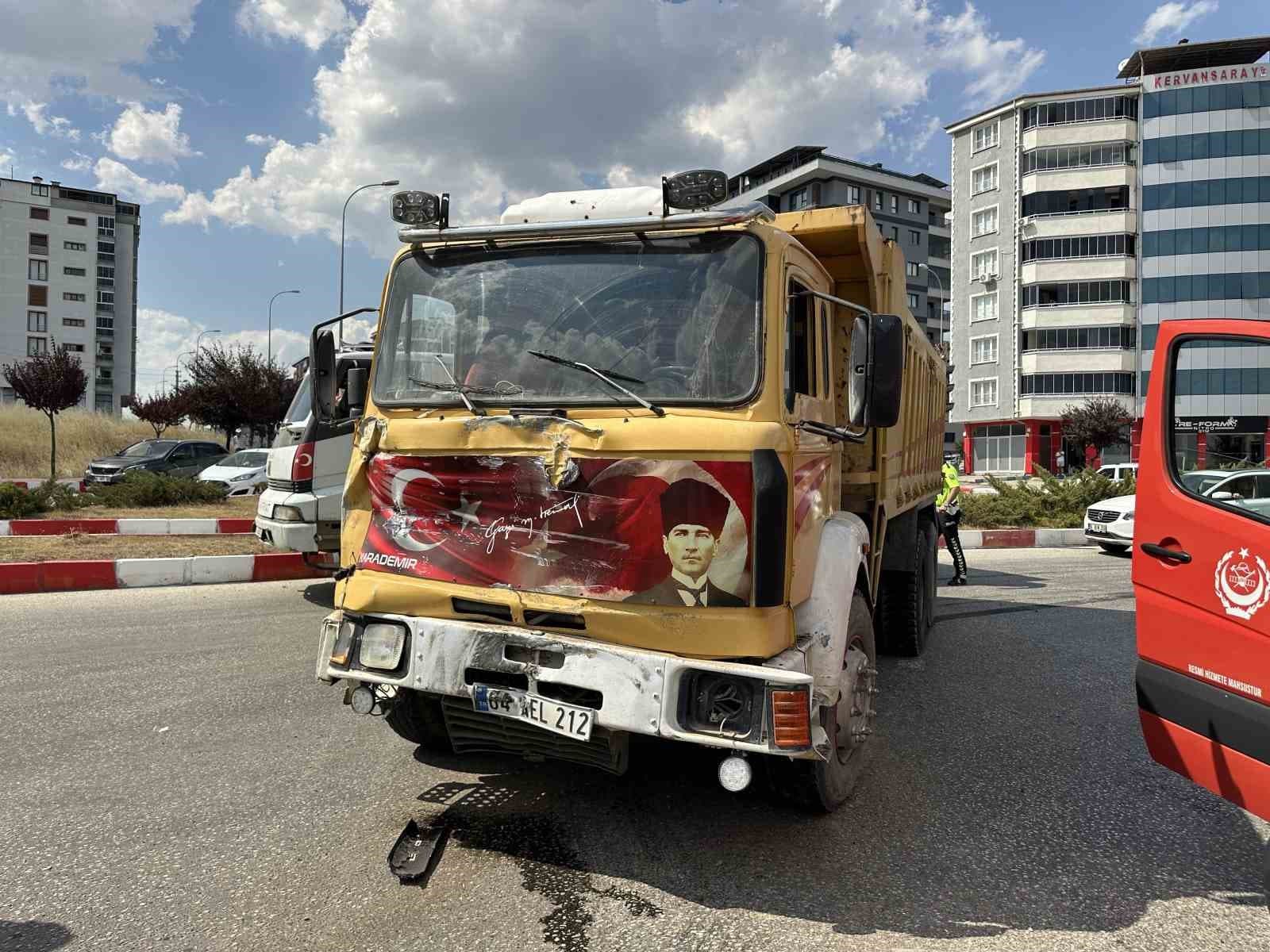 Uşak’ta itfaiye aracı ile kamyon çarpıştı: 2 itfaiye personeli yaralandı