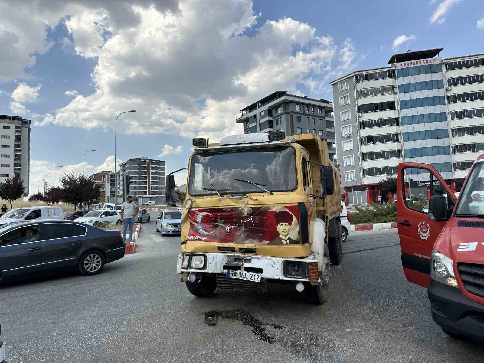 Uşak’ta itfaiye aracı ile kamyon çarpıştı: 2 itfaiye personeli yaralandı