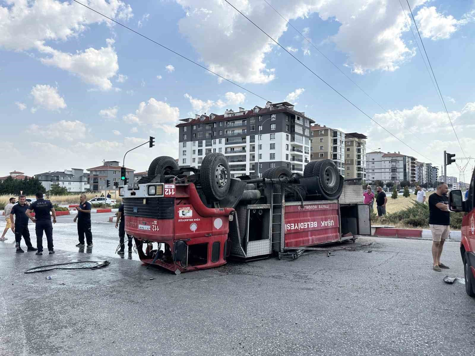 Uşak’ta itfaiye aracı ile kamyon çarpıştı: 2 itfaiye personeli yaralandı