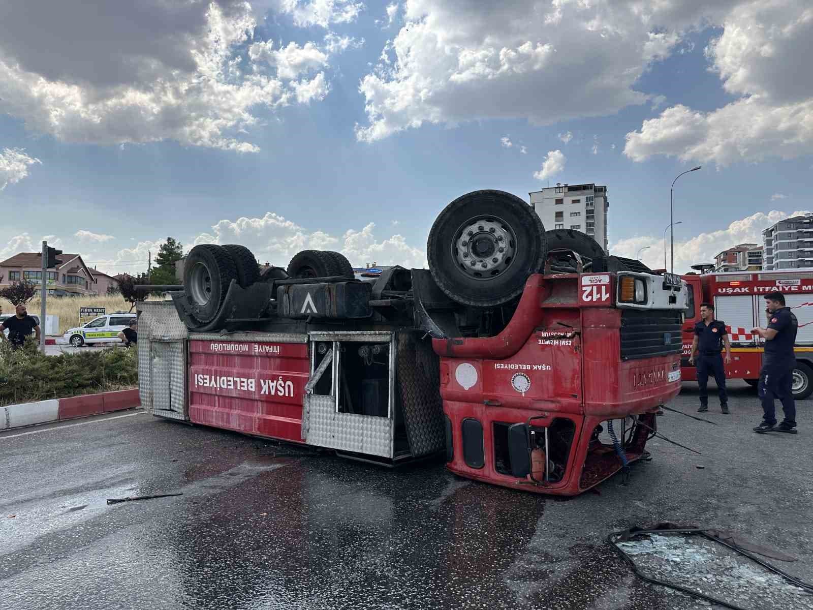 Uşak’ta itfaiye aracı ile kamyon çarpıştı: 2 itfaiye personeli yaralandı