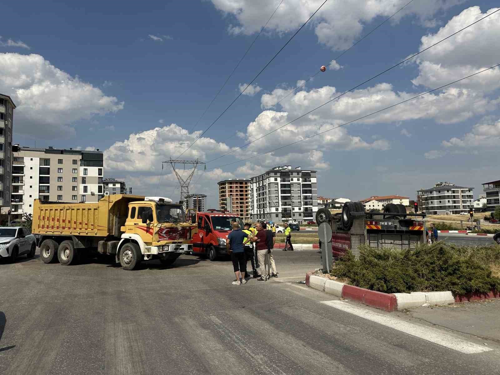 Uşak’ta itfaiye aracı ile kamyon çarpıştı: 2 itfaiye personeli yaralandı