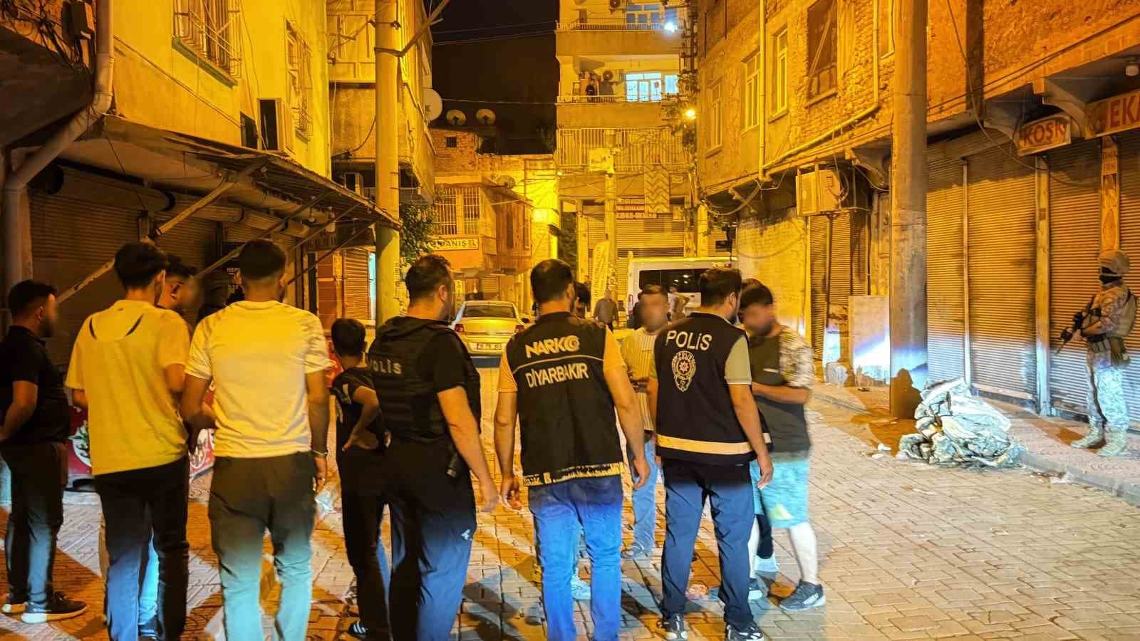 Diyarbakır’da dört mahallede özel harekat polisi destekli "şok" uygulama