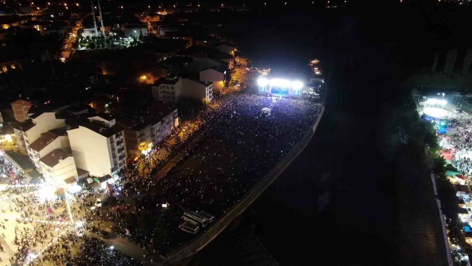 Edis ve Bengü, 6 gün süren festivalin final konserinde 40 bin kişiye unutulmaz bir gece yaşattı