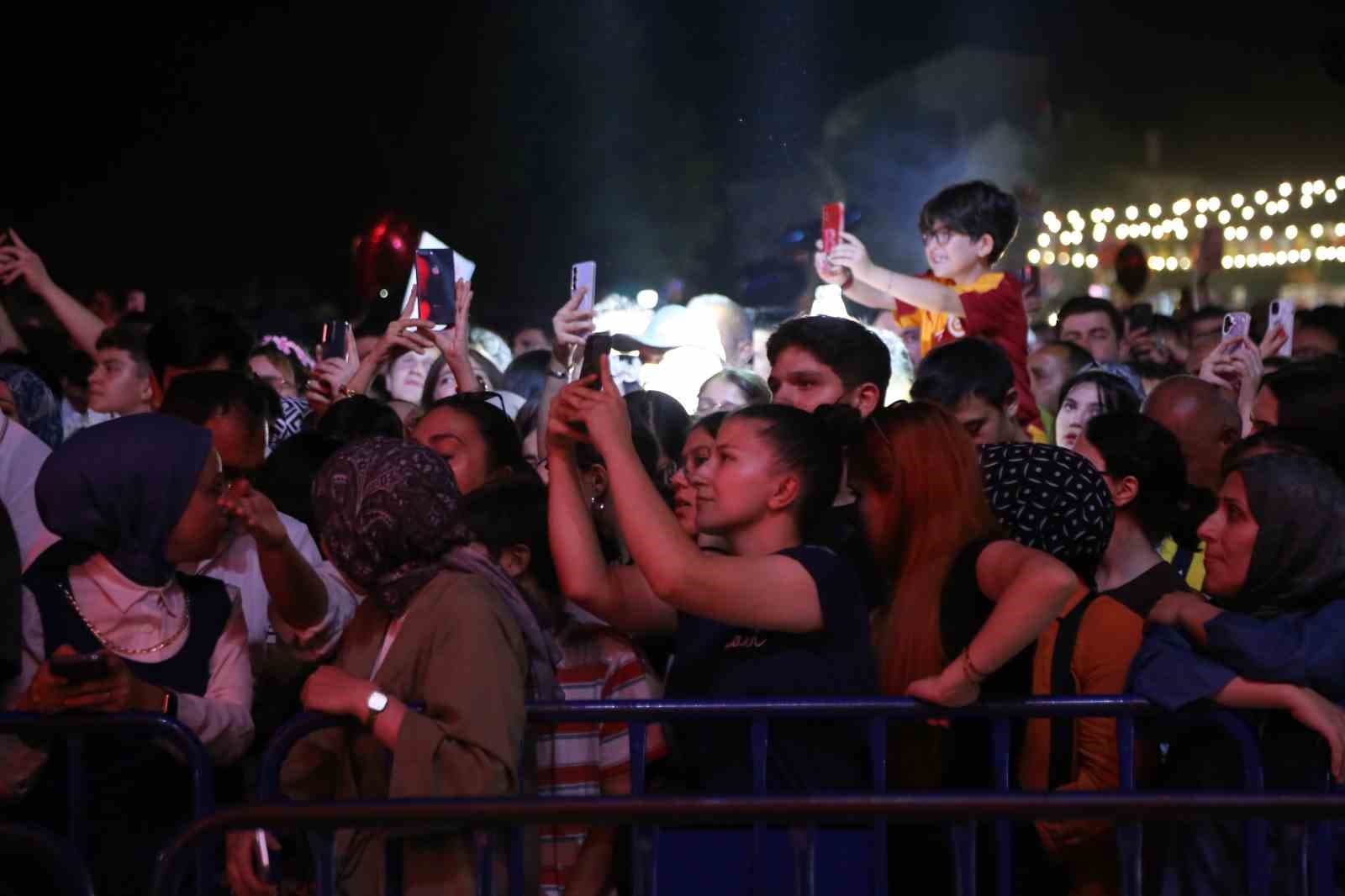 Edis ve Bengü, 6 gün süren festivalin final konserinde 40 bin kişiye unutulmaz bir gece yaşattı