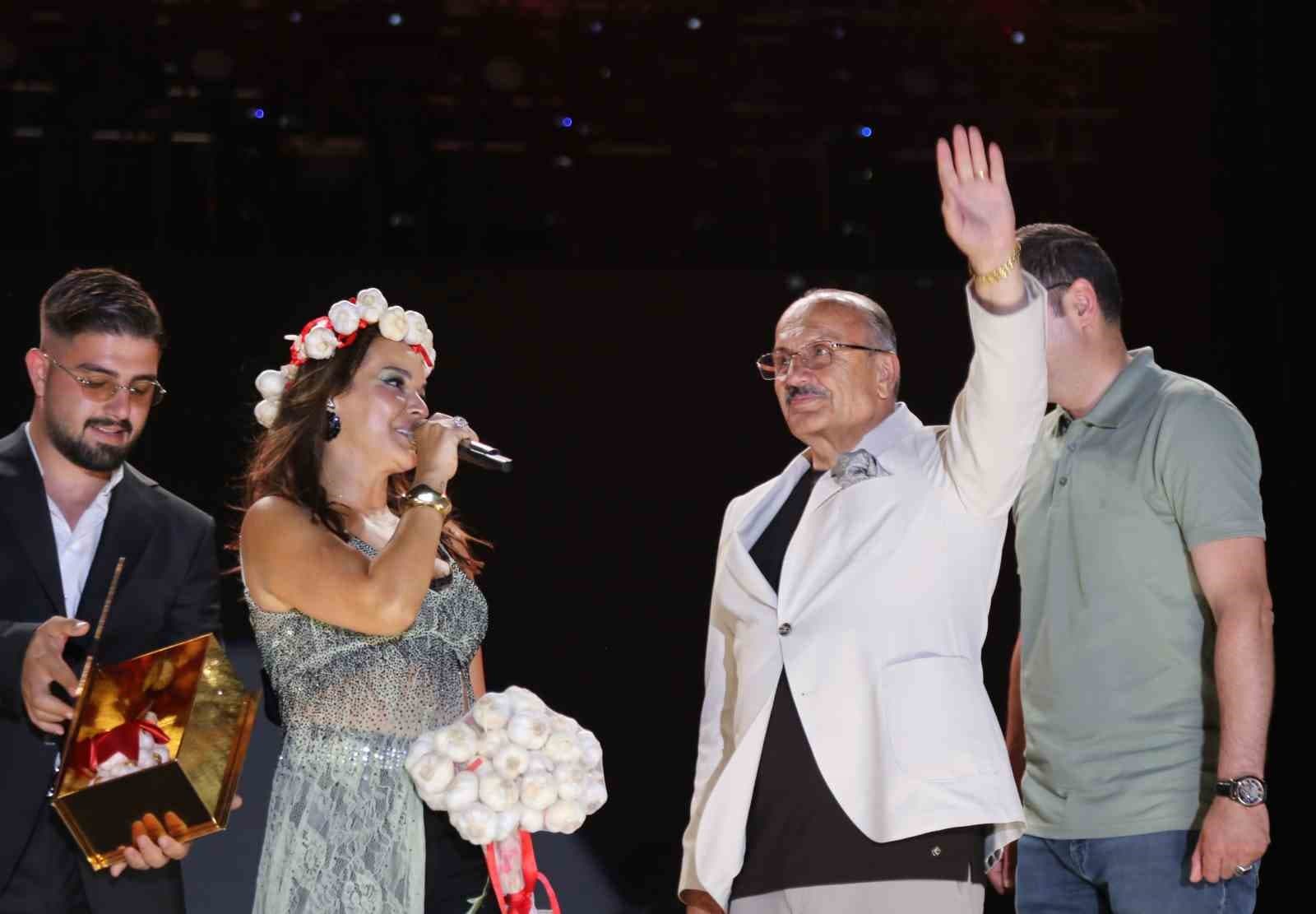 Edis ve Bengü, 6 gün süren festivalin final konserinde 40 bin kişiye unutulmaz bir gece yaşattı