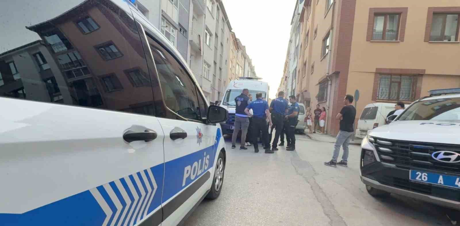Sokakta düşen yaşlı adam evinin kapısında hayatını kaybetti