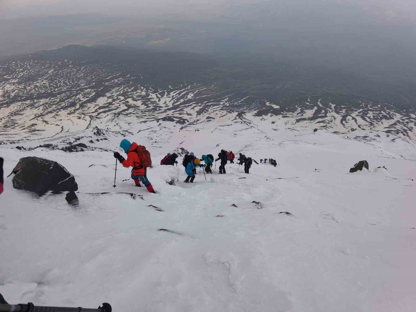 Çevre gönüllüleri Ağrı Dağı’nın zirvesinden doğa için seslendi