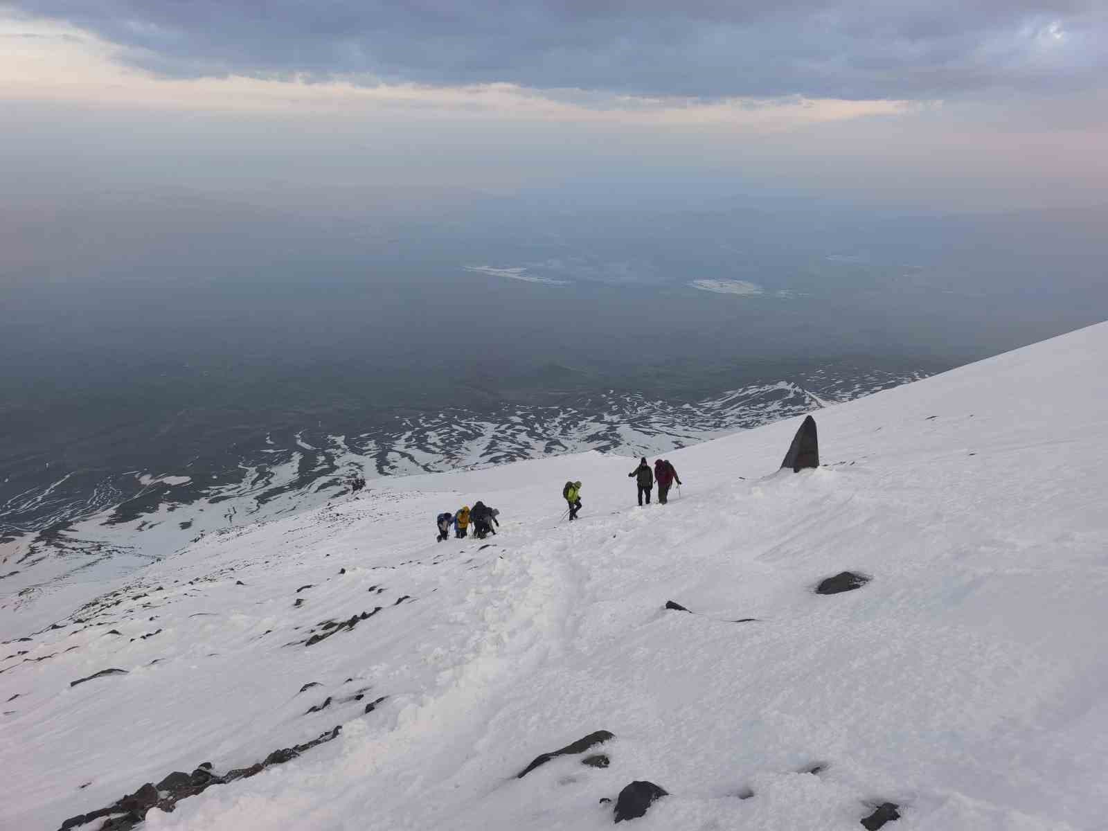 Çevre gönüllüleri Ağrı Dağı’nın zirvesinden doğa için seslendi