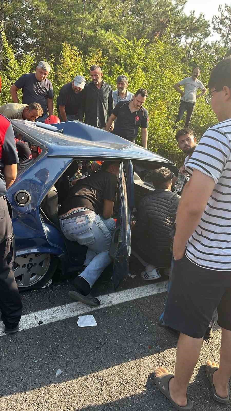 İşçi servisi ile otomobil çarpıştı: 1’i ağır 4 yaralı