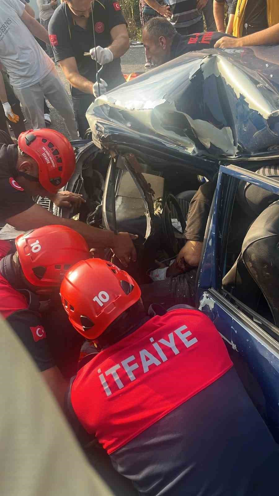 İşçi servisi ile otomobil çarpıştı: 1’i ağır 4 yaralı