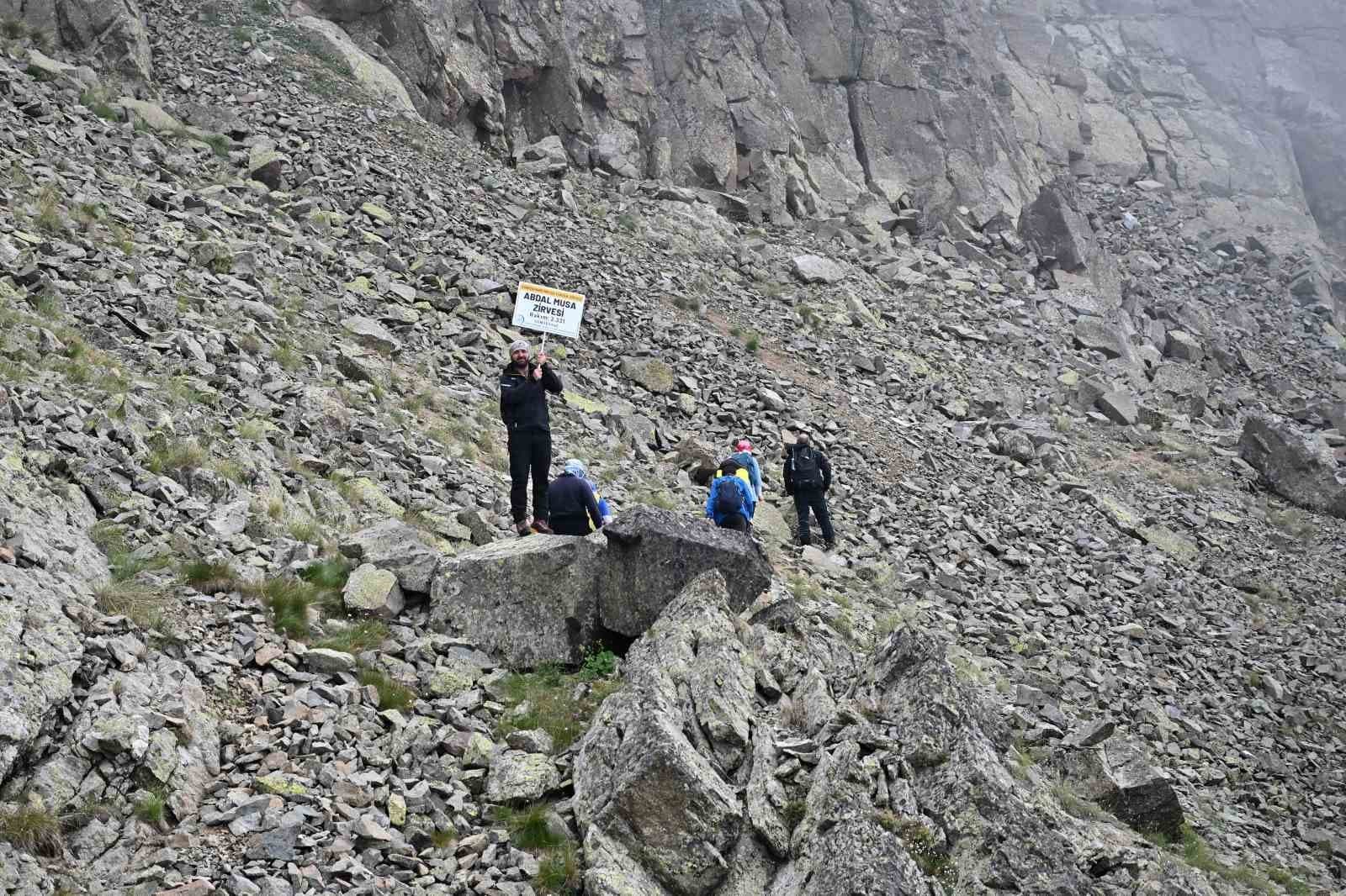 Gümüşhane’nin en yüksek noktasında buzul göle girerek serinlediler