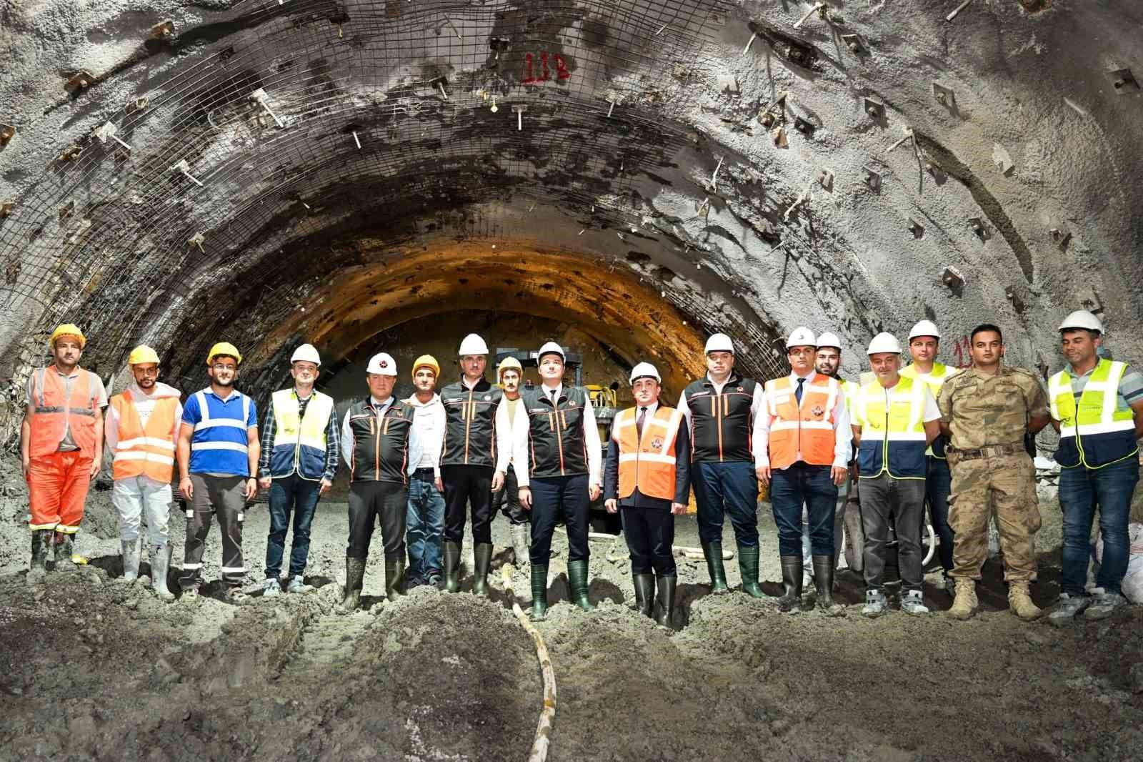 Kırık Tüneli kazı ve destek çalışmaları yüzde 90, nihai beton çalışmaları ise yüzde 78 oranında tamamlandı