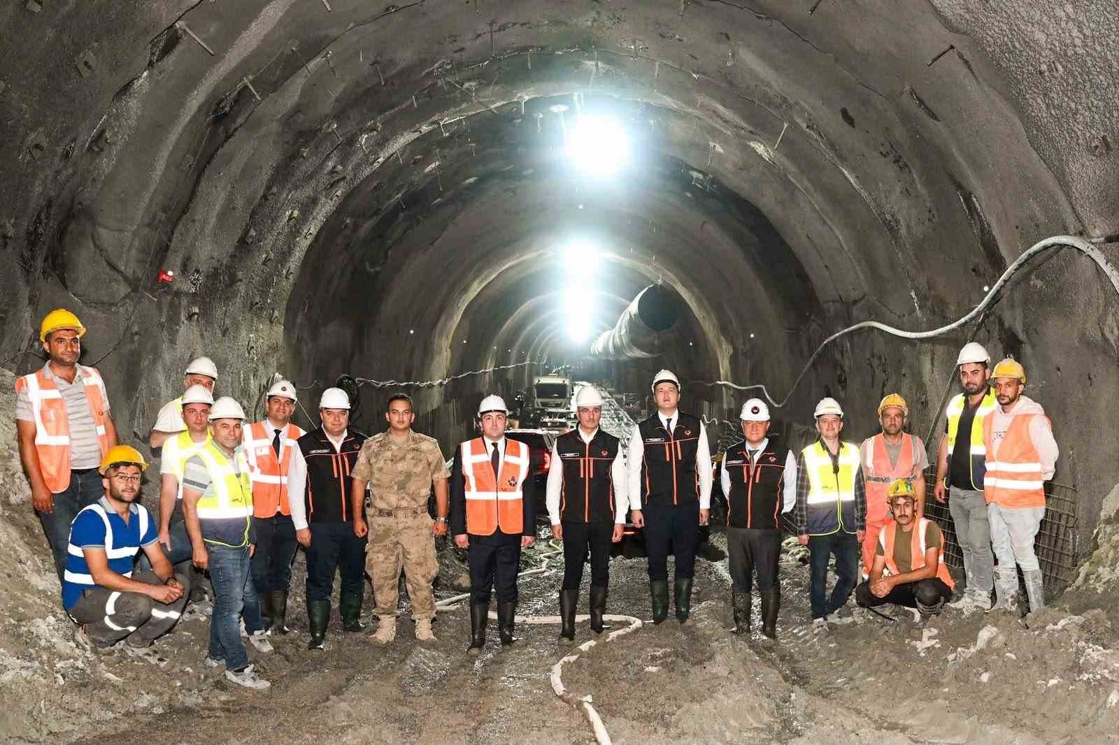 Kırık Tüneli kazı ve destek çalışmaları yüzde 90, nihai beton çalışmaları ise yüzde 78 oranında tamamlandı