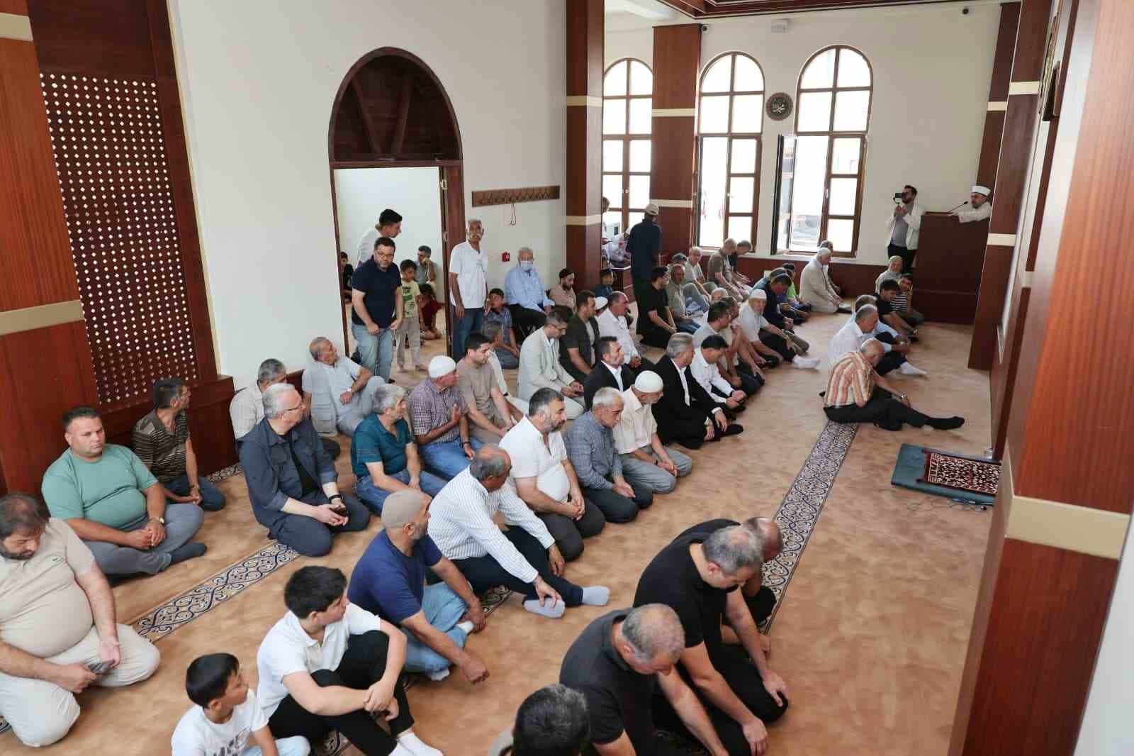 Hayrat Cami ibadete açıldı