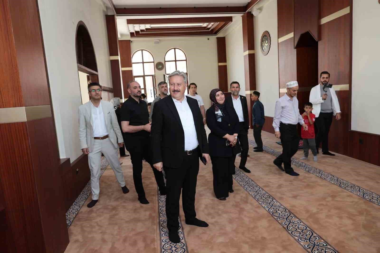 Hayrat Cami ibadete açıldı
