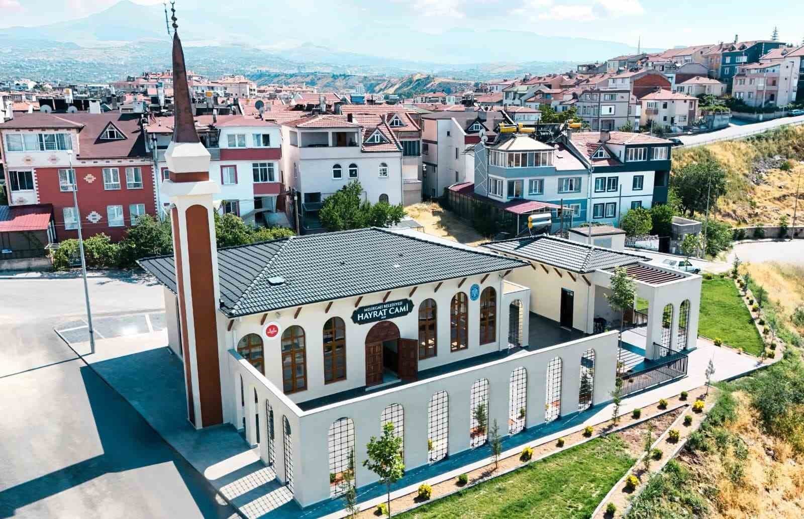 Hayrat Cami ibadete açıldı