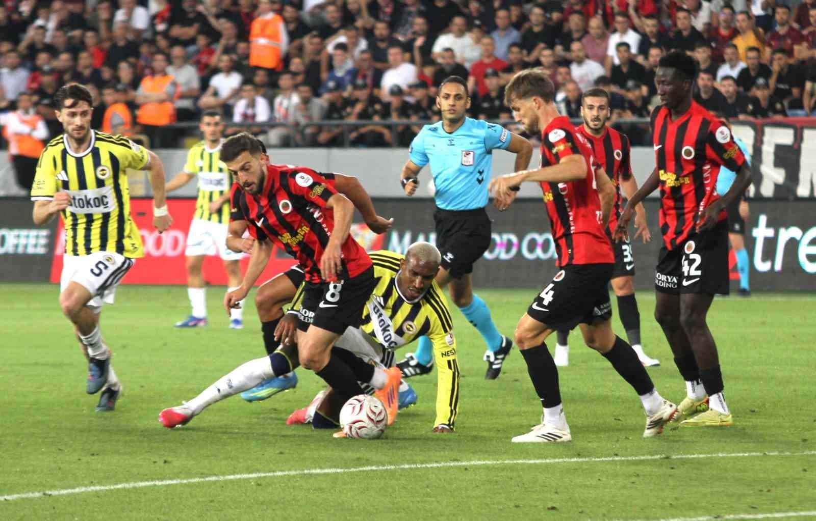 Trendyol Süper Lig: Gençlerbirliği: 1 - Fenerbahçe: 1 (İlk yarı)