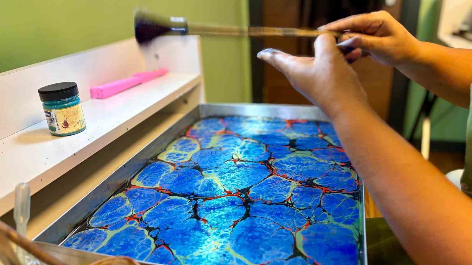 Modern anlayışla sürdürdüğü ebru sanatını gelecek nesillere aktarıyor
