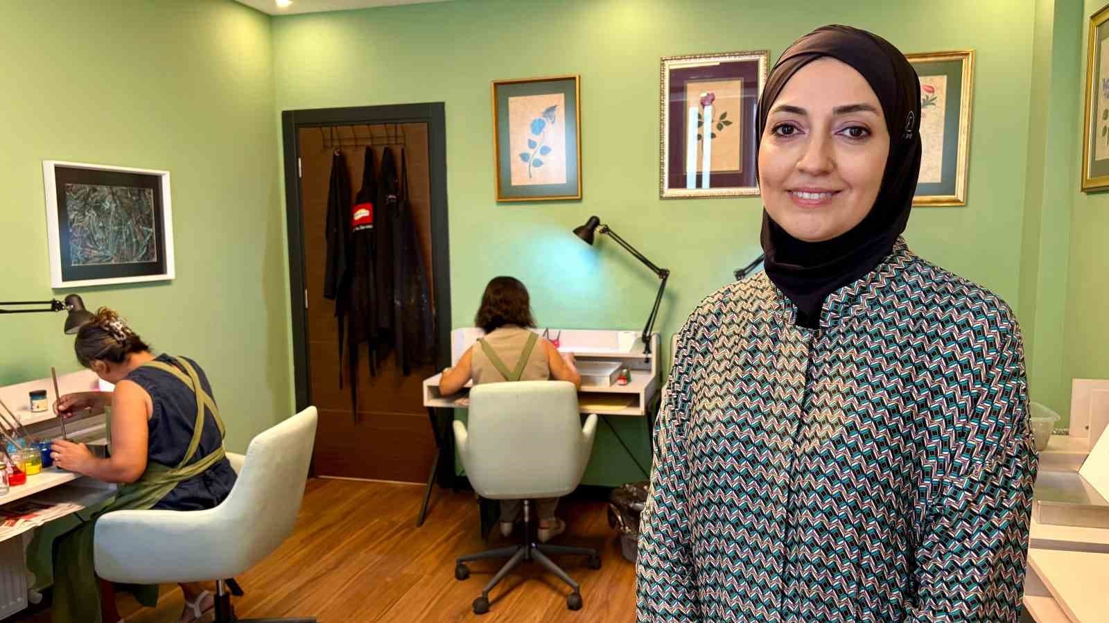 Modern anlayışla sürdürdüğü ebru sanatını gelecek nesillere aktarıyor