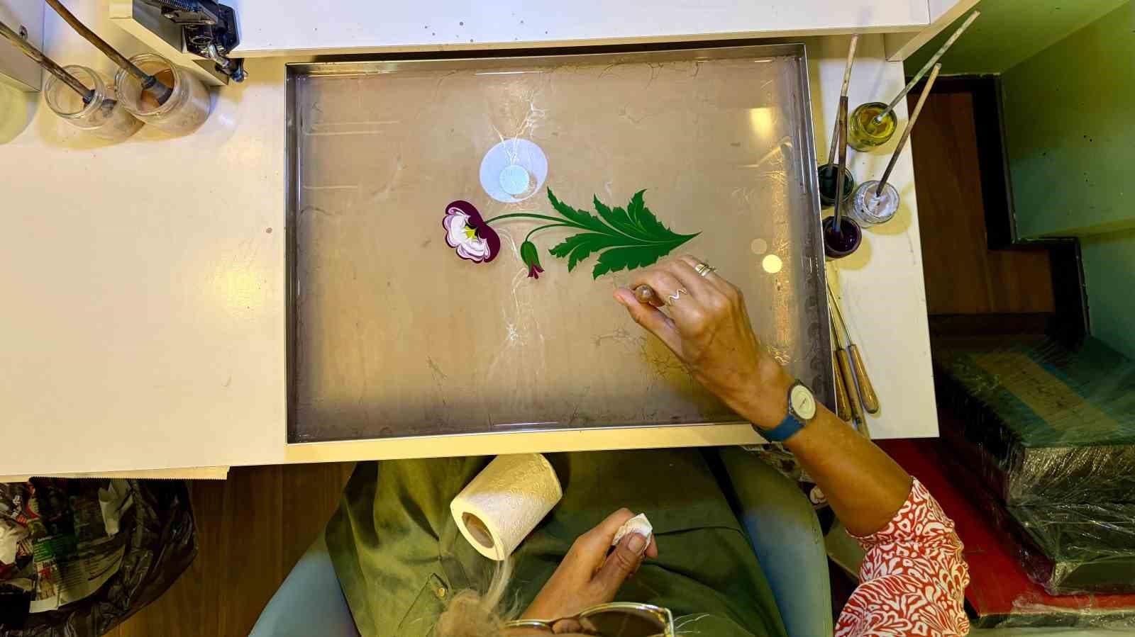 Modern anlayışla sürdürdüğü ebru sanatını gelecek nesillere aktarıyor
