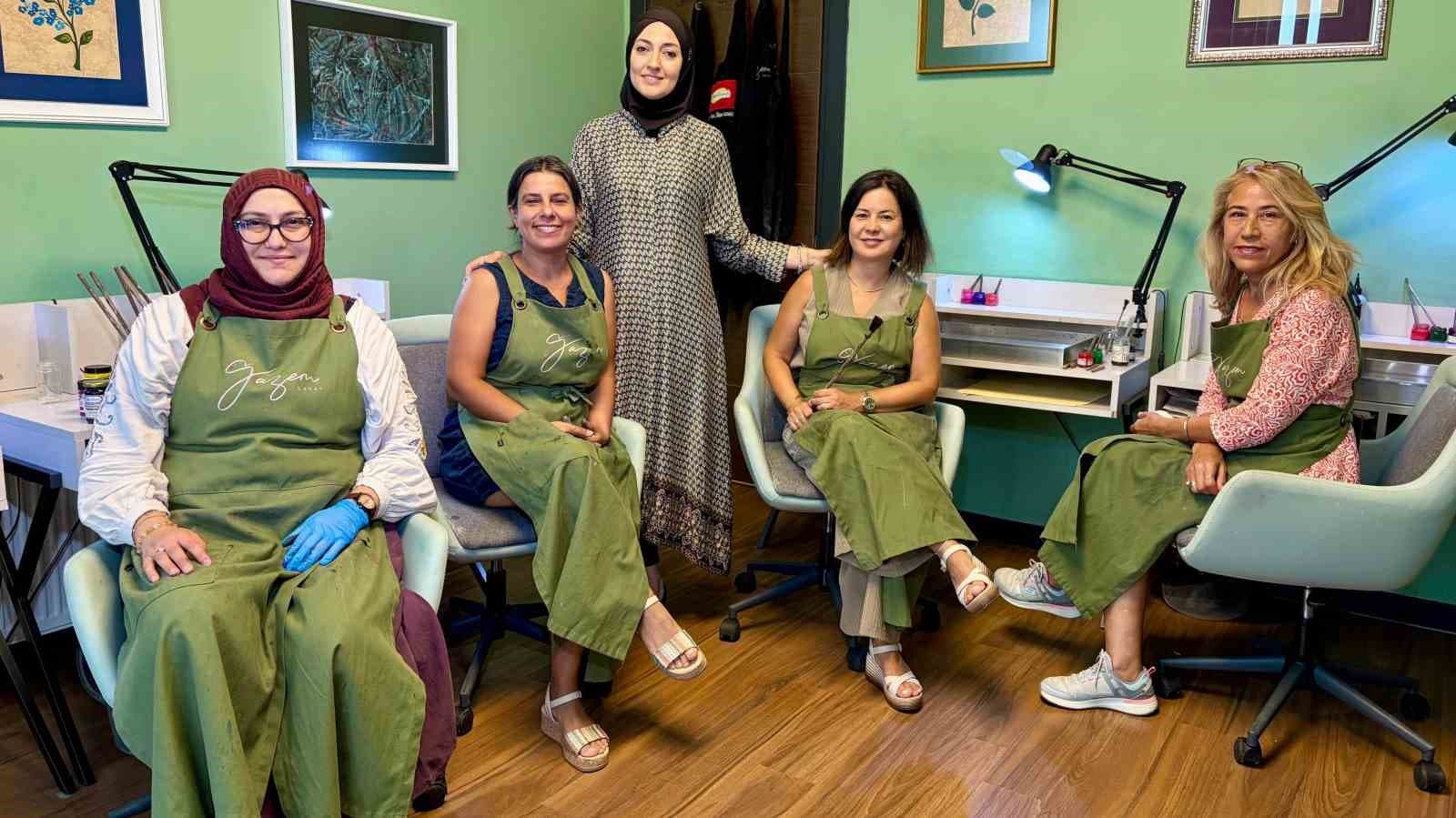 Modern anlayışla sürdürdüğü ebru sanatını gelecek nesillere aktarıyor