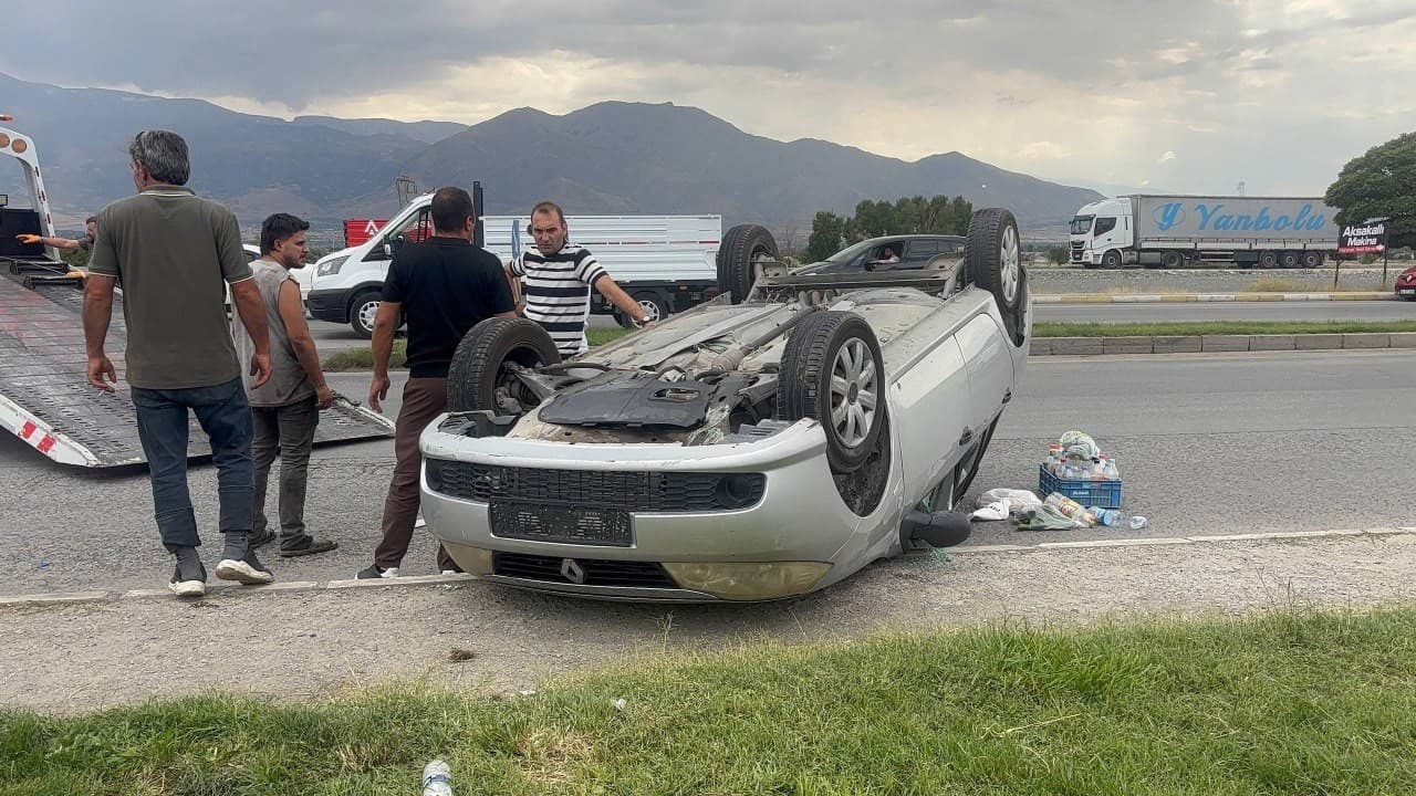 Erzincan’da otomobil takla attı: 2 yaralı