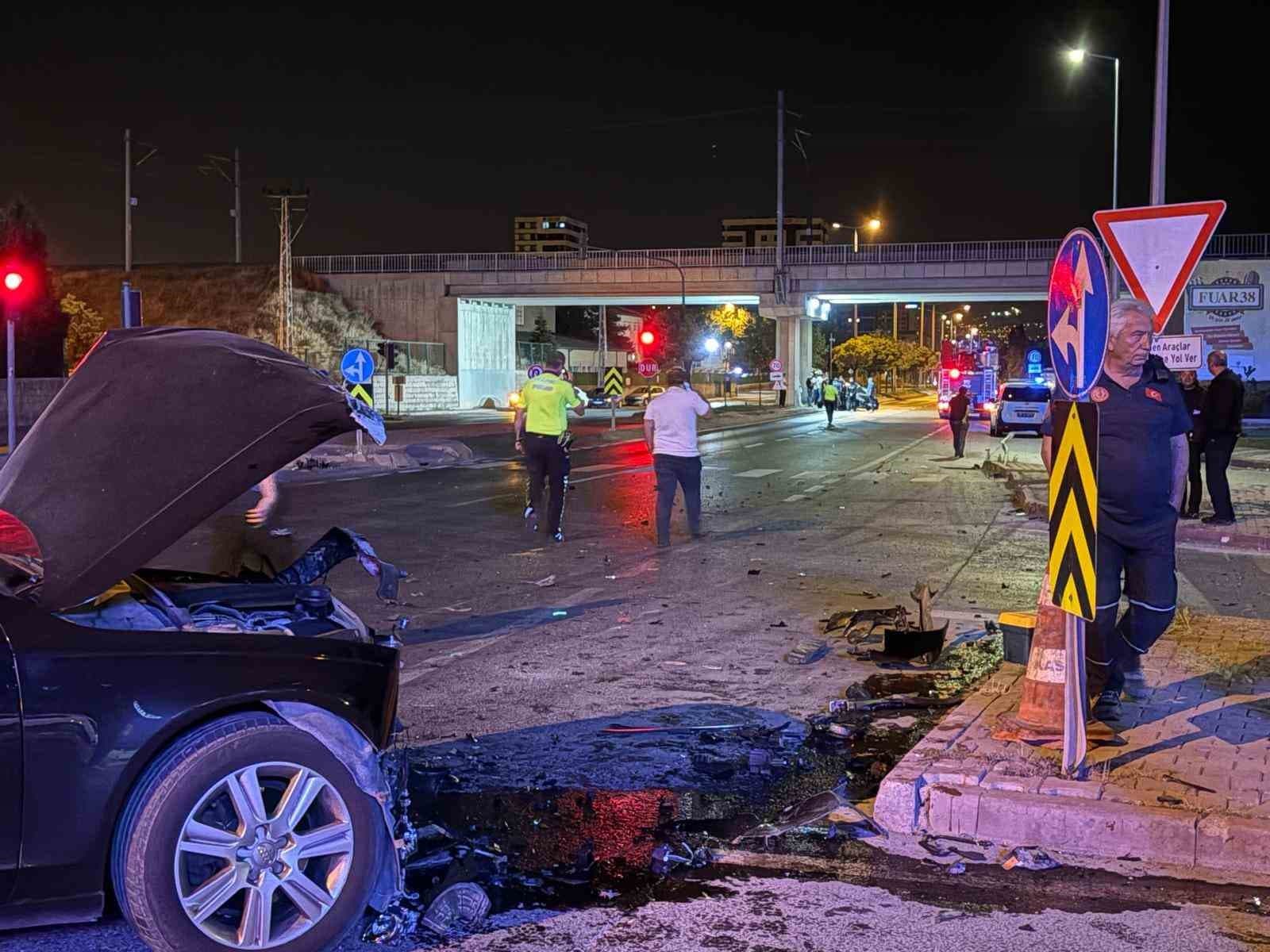 Kayseri’de kazaya karışan otomobil, çarpışmadan 200 metre sonra ancak durabildi: 1 yaralı