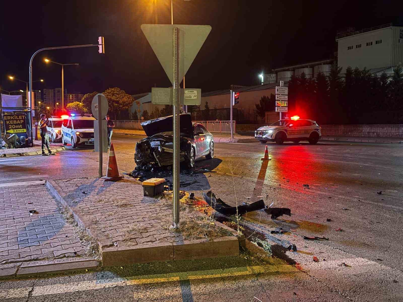 Kayseri’de kazaya karışan otomobil, çarpışmadan 200 metre sonra ancak durabildi: 1 yaralı